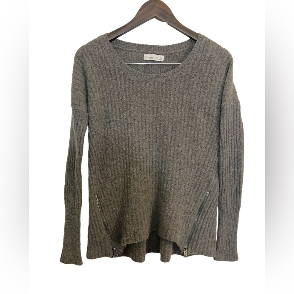 Abercrombie & Fitch Ribbed Sweater with Double Zipper Detail. Women’s Medium